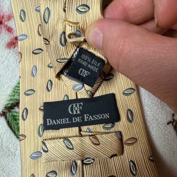 Classic Gold Patterned Tie - Picture 2 of 2